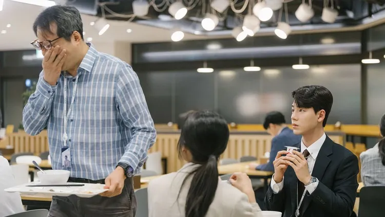 裴賢聖（右）劇中是富二代，進到敵對公司當新人，首次接觸一般人的生活感到非常神奇，上司卻誤會他家境清寒，從小沒錢吃這些食物。龍華電視提供