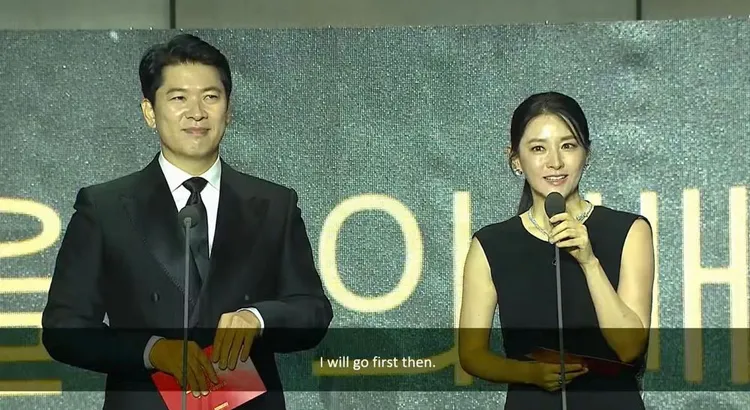 李英愛（右）、金相慶合體頒發年度演員獎。翻攝YouTube