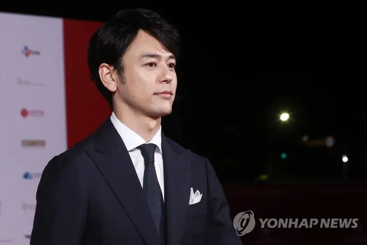 妻夫木聰登上紅毯，讓台下韓國粉絲尖叫。韓聯社