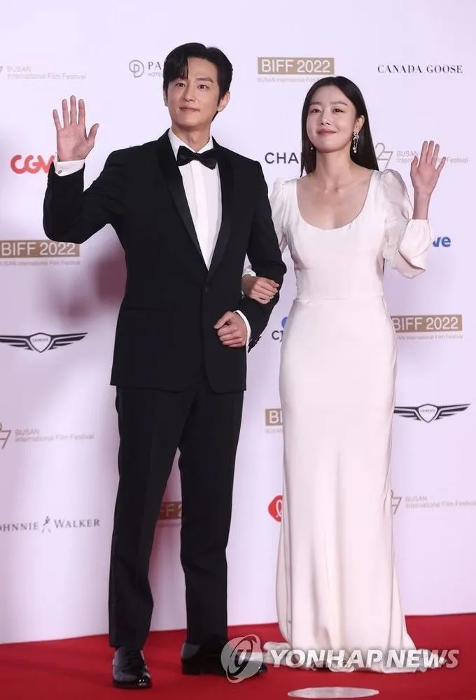 權律（左）、韓善伙擔任閉幕典禮主持人。韓聯社