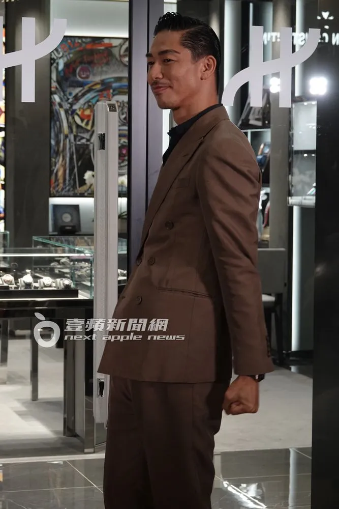 隔日，AKIRA婚後首度現身出席品牌活動。特勤中心攝