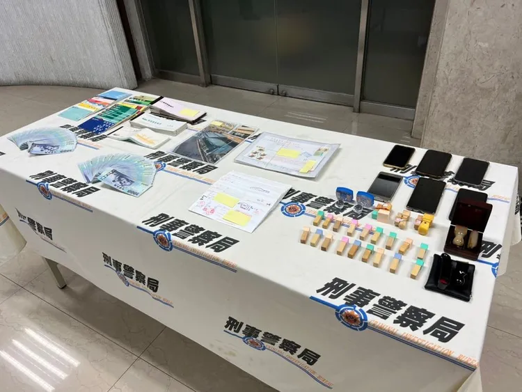 警方查扣現金、帳冊等證物。翻攝畫面