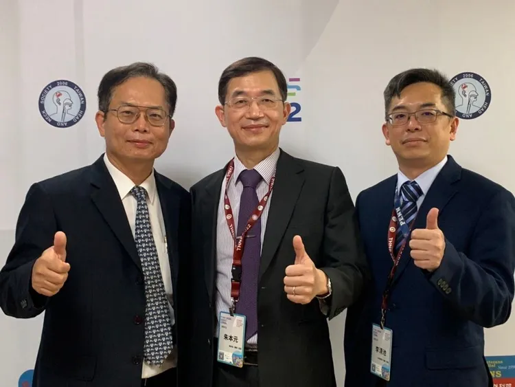 台灣頭頸部腫瘤醫學會今在高雄榮總舉辦研討會，國內外頭頸腫瘤治療專家齊聚一堂。圖為高雄榮總院長林曜祥（左起）、台北榮總耳鼻喉頭頸醫學部主任朱本元、高雄榮總耳鼻喉部主治醫師李清池。吳慧芬攝