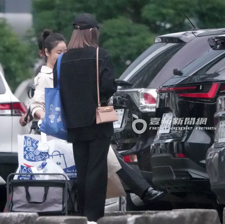 女神林心如（左）和郭雪芙提著幾大袋戰利品，在凌志買菜車後車廂測試感應車尾門。特勤中心攝