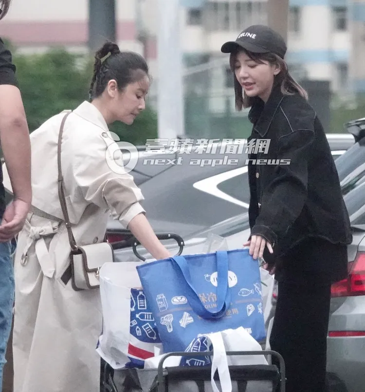 女神林心如（左）與郭雪芙合力將購物車推到停車場取車。特勤中心攝