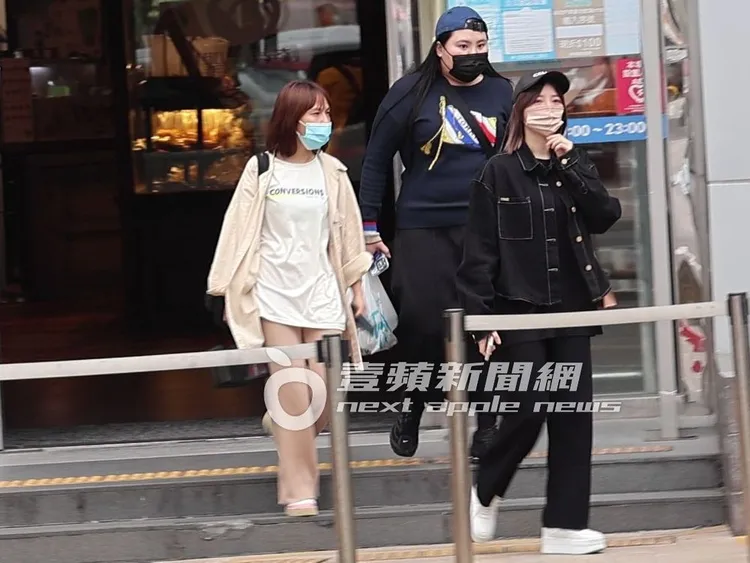 女神郭雪芙（右）與助理一起下樓準備走到平面停車場拍攝。特勤中心攝