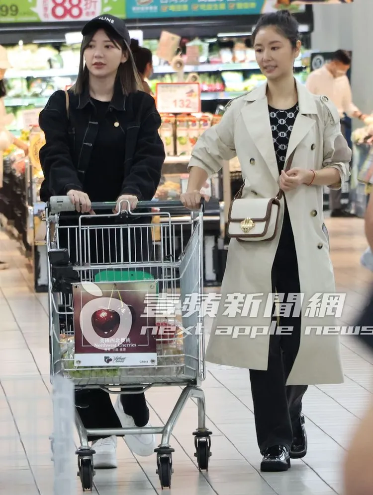 女神郭雪芙（左）推著購物車，和林心如一起逛生鮮超市區。特勤中心攝