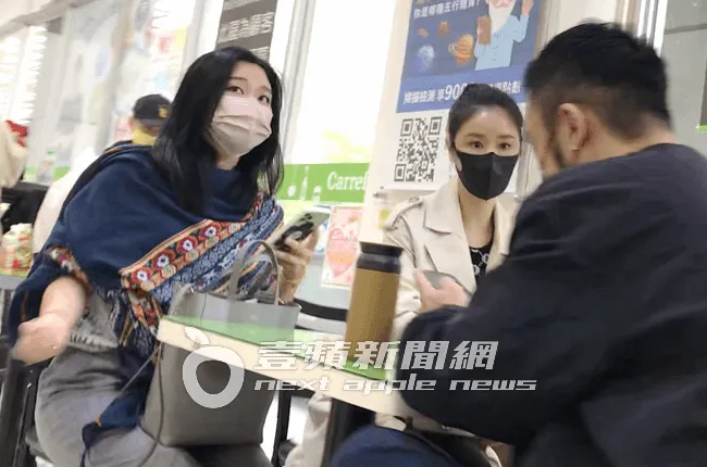 女神林心如（右）採買完食材後，和工作人員坐在賣場休息區等劇組。特勤中心攝