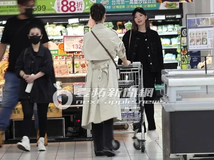 女神郭雪芙（右）與林心如在大直家樂福賣場合拍實境節目。特勤中心攝