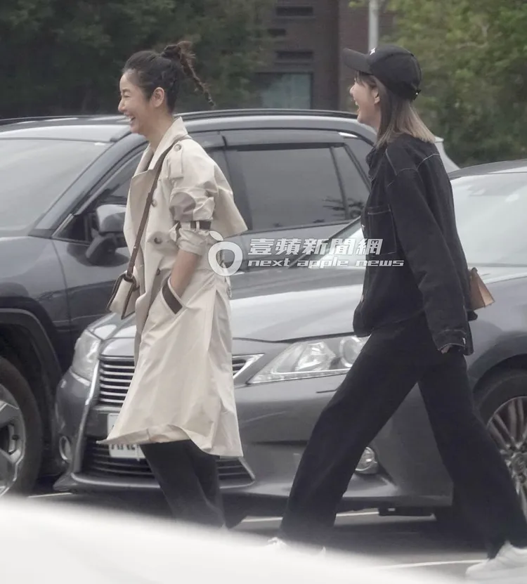 女神林心如（左）綁著高馬尾辮子頭，與郭雪芙一路笑開懷的往家樂福賣場走去。特勤中心攝