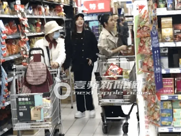 女神林心如（右）移動到零食區認真挑選零嘴，郭雪芙緊跟在後採買。特勤中心攝