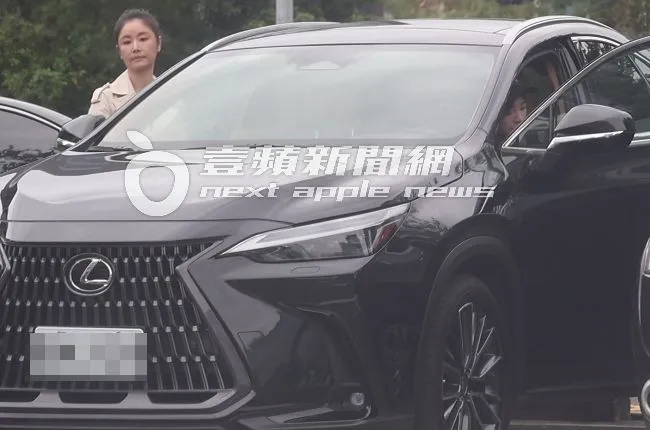 女神郭雪芙（右）開著268萬凌志休旅車，載林心如到家樂福賣場買菜。特勤中心攝