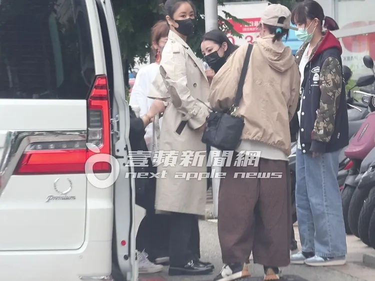 女神林心如（左）換好鞋子後走下專屬保母車，助理幫忙整理服裝儀容。特勤中心攝