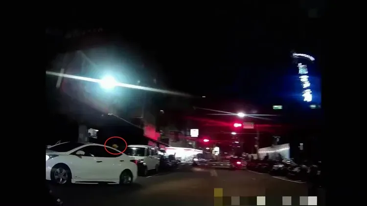 警方發現這輛白色轎車紅線違停，謝男(紅圈處)剛下車準備離開。蘆洲警分局提供