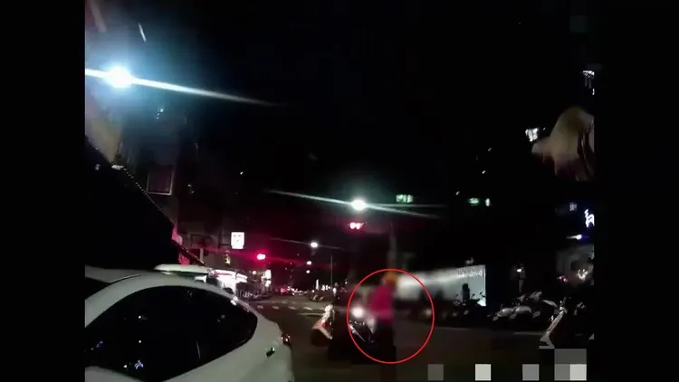 警方喝令準備離開的謝男(紅圈處)站住。蘆洲警分局提供