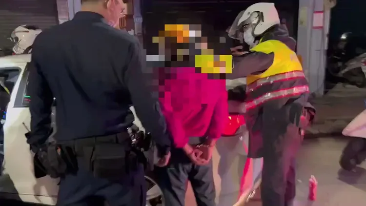 警方將謝男(紅衣者)上銬逮捕。蘆洲警分局提供