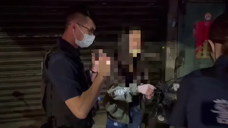 警方盤查陳女身分。蘆洲警分局提供