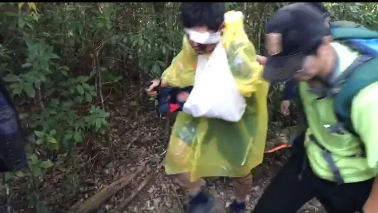 所幸男子可自行走路，救護人員攙扶他。民眾提供