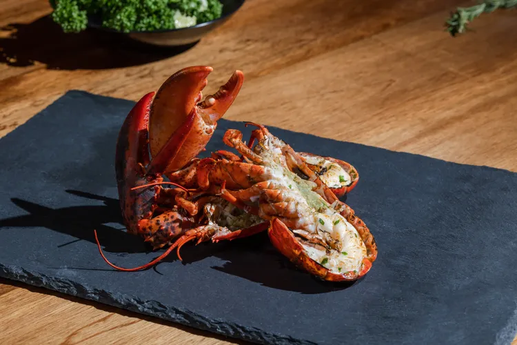 另一道主菜龍蝦則以高溫爐烤，肉質Q彈。業者提供