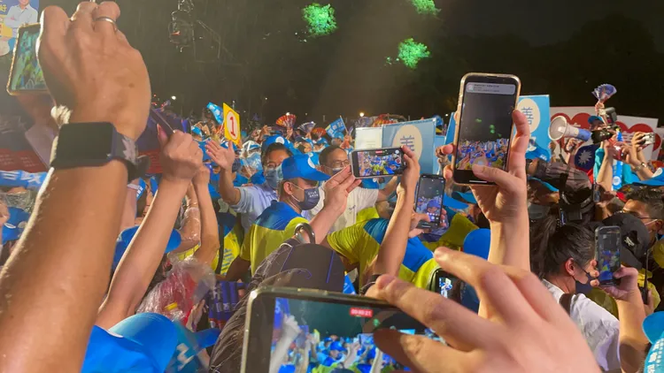張善政和朱立倫進場，支持者高呼當選。張沛森攝