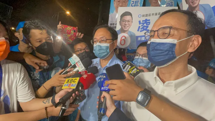 張善政和朱立倫受訪。張沛森攝