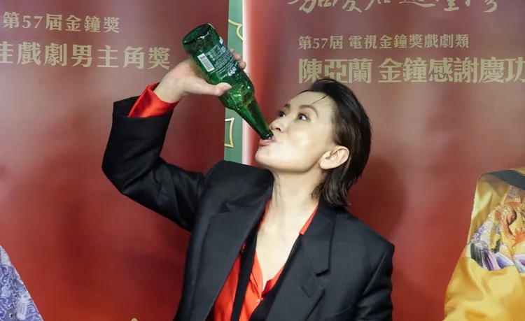 陳亞蘭慶功宴樂到灌啤酒。鄭孟晃攝