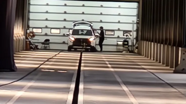 去年國內新車銷售王TOYOTA Corolla Cross車型進行前方偏置撞擊試驗。車安中心提供