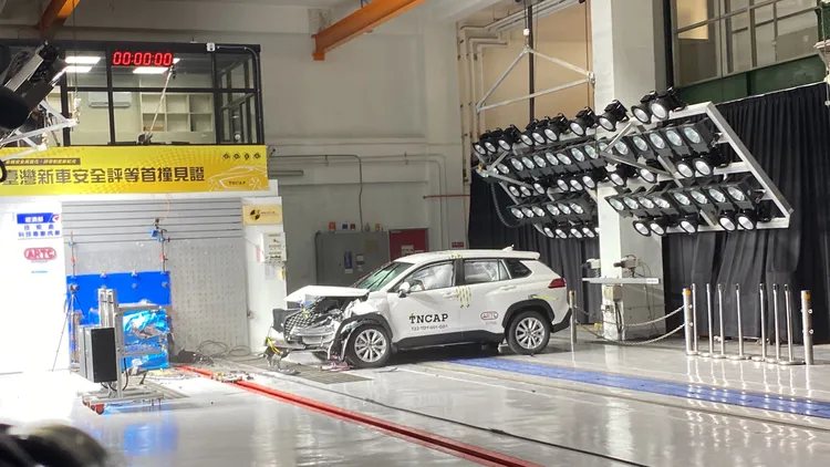 受試的TOYOTA Corolla Cross以時速64公里做前方偏置撞擊試驗。孫英哲攝