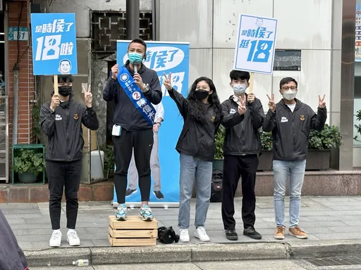 侯辦政治實習生淡水街頭力推18歲公民權 型男議員來助陣