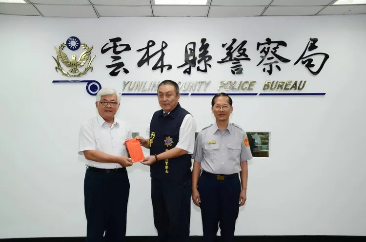 廖和全（中）破案獲時任雲林縣長李進勇（左）警局長許錫榮表揚。警方提供