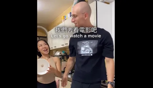 甜蜜電影夜她請老公拿「破洞」爆米花桶　一看再看！網友驚呼「資訊量太大」
