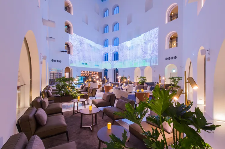 挑高三層樓、純白開放式的「滬尾之星」，夜晚化身微醺小酒吧。業者提供