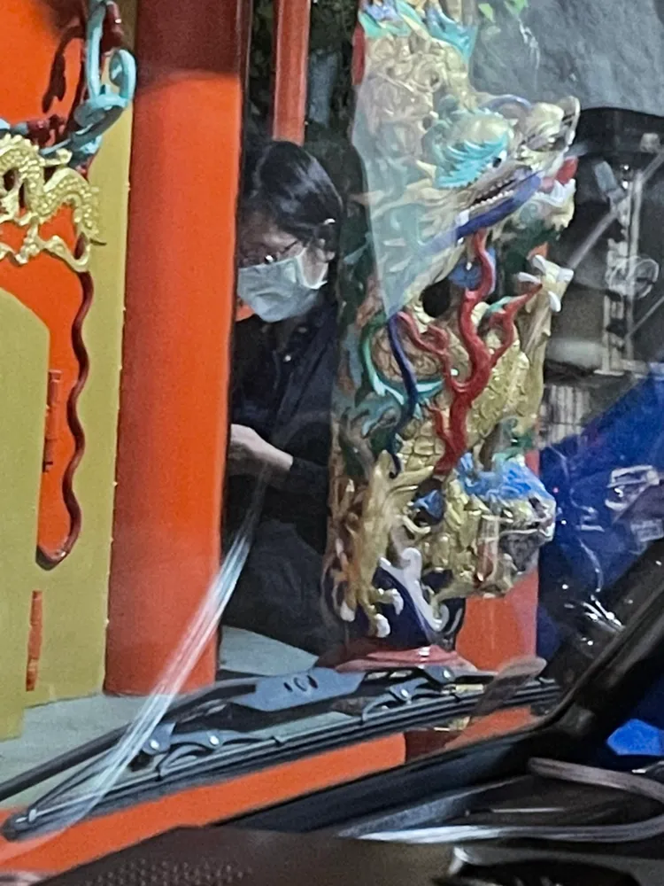 搜市議員林祈烽出示昨晚選戰場合西屯區公所秘書室主任現身躲在後面拍照錄影況，質疑公務員下班還要幫盧市長情蒐。林祈烽提供