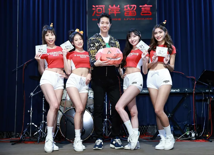 莫凡新跟啦啦隊開心合照。無限延伸音樂提供