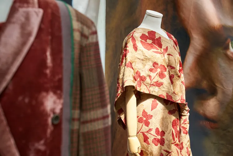 UMA WANG透過水洗、抓皺、吊染或植物染等處理，為面料背後增添了豐富的故事性。初衣食午提供