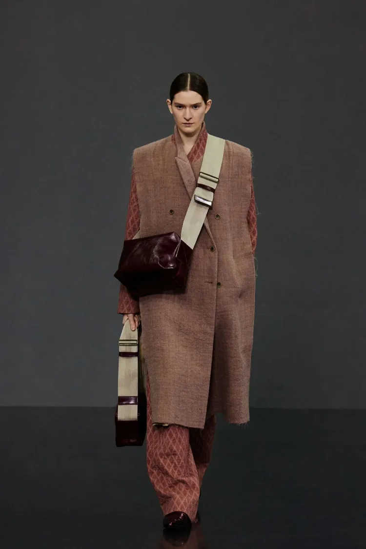 寬闊的版型留給了多層次穿搭足夠的空間。初衣食午提供