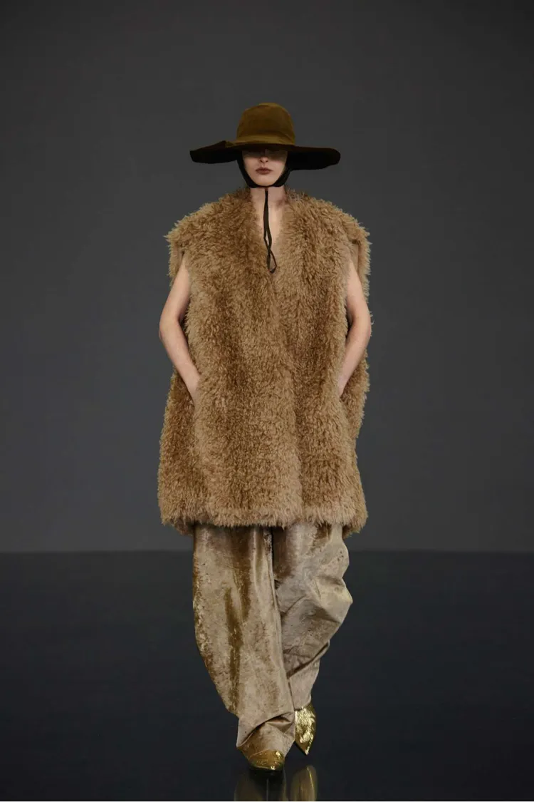 本季大量引入的毛氈、羔羊毛及馬海毛，溫暖中帶有游牧民族獨特的飄泊感。初衣食午提供