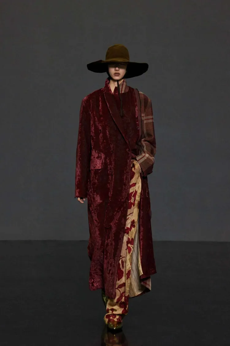 絲絨拼接英國傳統格紋、毛呢拼接人造皮草等衝擊性的視覺對比，交織成歌頌浪漫靈魂的肌理詠嘆調。初衣食午提供