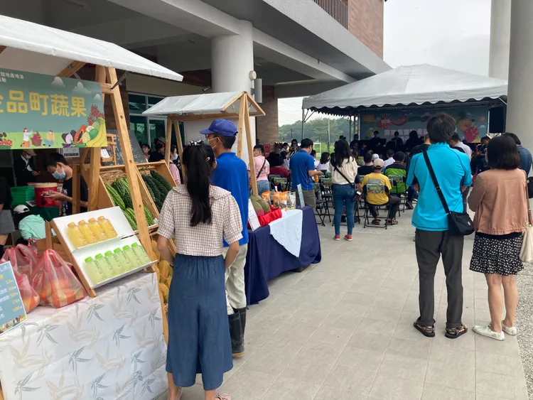 市售活動一旁有農友展售的各式好物農產攤位。陳宏銘攝