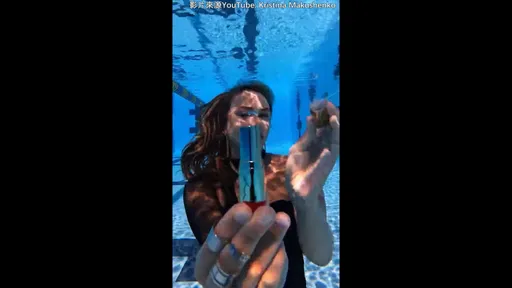 水中舞者所有事都能在水中完成　就連水底也能化妝　真是太不可思議　