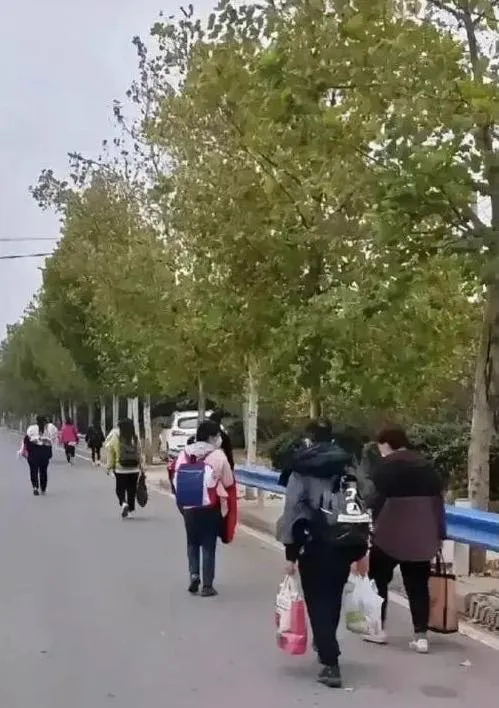 網瘋傳富士康鄭州廠員工步行大逃亡。翻攝自微博