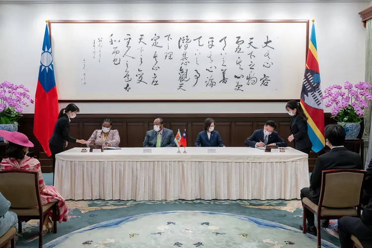 蔡英文及恩史瓦帝三世共同見證下，兩國外交部長簽署台史聯合聲明。總統府提供