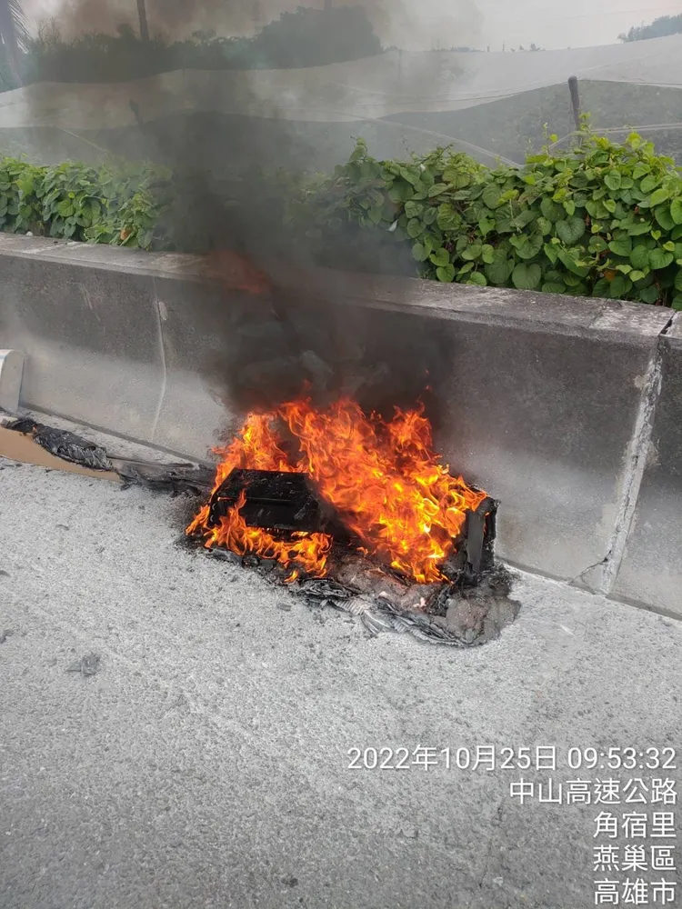 小貨車後方貨斗載運的冷氣機突然冒煙，被搬下車後冒起大火。讀者提供