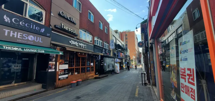 讀者今天上午重返酒館一條街，現場空空蕩蕩，道路盡頭為案發地點，仍拉起封鎖線。讀者吳珮如提供