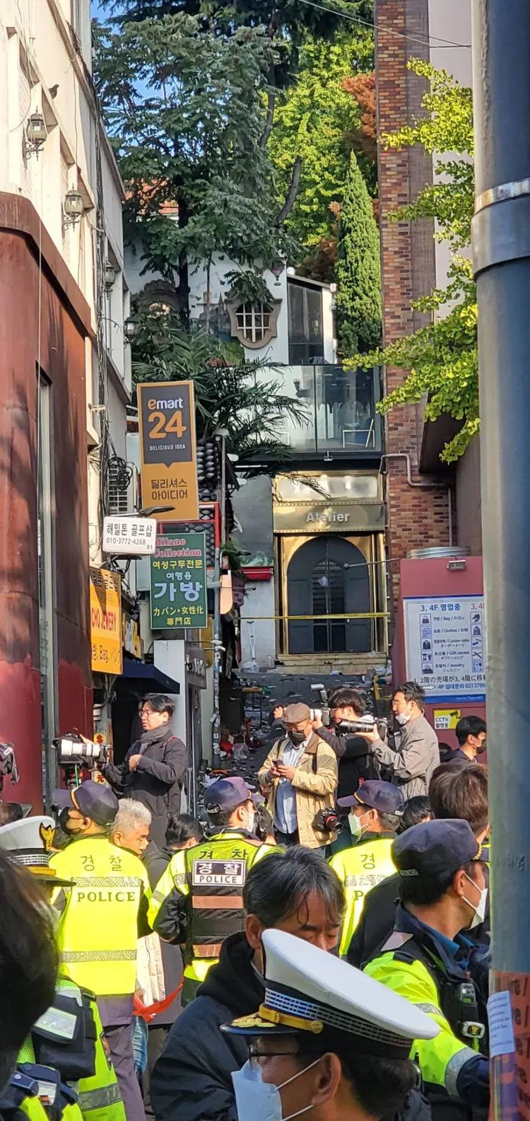 案發巷弄在慘案發生後的隔天，擠滿不少警員和記者。讀者吳珮如攝