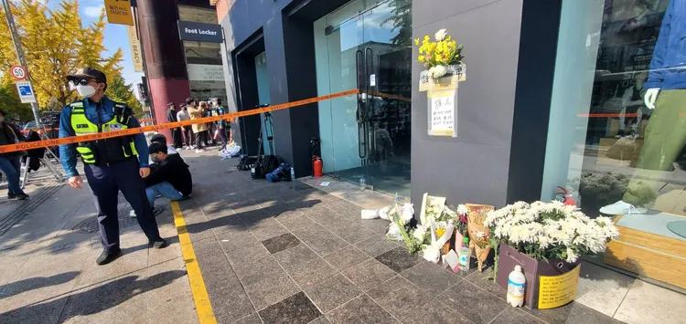 也有民眾到封鎖線外擺放花束和酒。讀者吳珮如提供