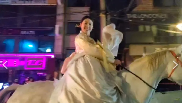 周五晚上已有民眾騎馬上街。讀者吳珮如提供