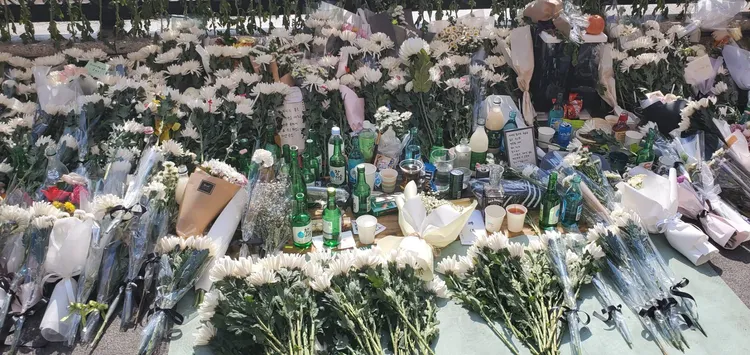 不少民眾到案發旁的巷弄擺放大批鮮花和米酒表達哀悼之意。讀者吳珮如提供