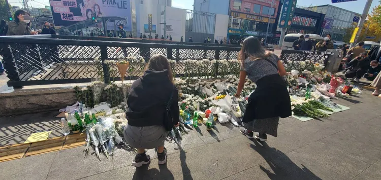 不少民眾自發到現場把放花束和米酒。讀者吳珮如提供