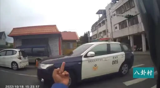 直擊警車違規比中指!騎士PO網公審反被檢舉 觸犯《刑法》這條罪
